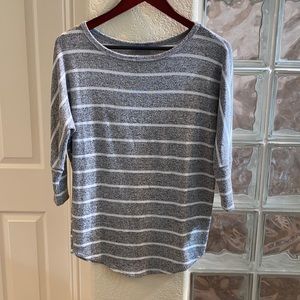Market & Spruce 3/4 sleeve grey and white top